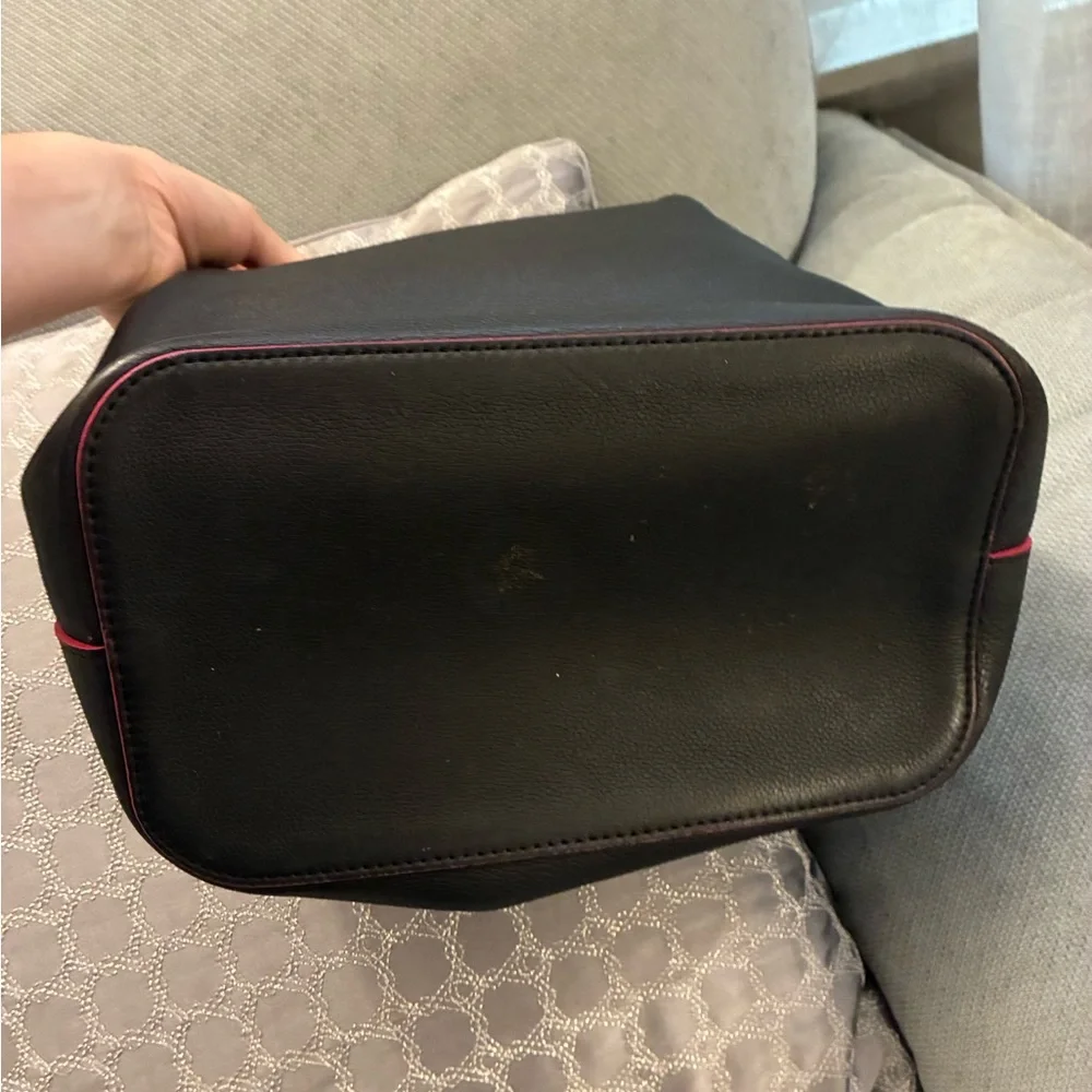 Louis Vuitton Black and Pink Shoulder Bag with Elegant Design - Picture 5 of 15